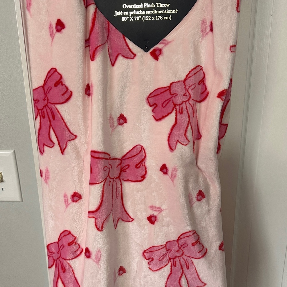 RACHEL Rachel Roy oversized Valentine’s bow and floral pink plush throw
